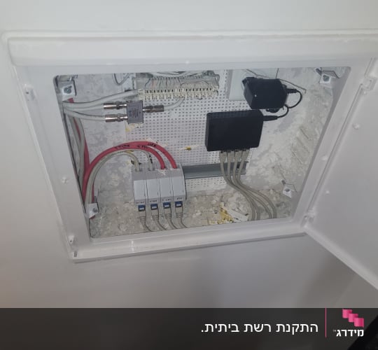 ארון תקשורת ביתי שקוע בקיר כולל סוויץ